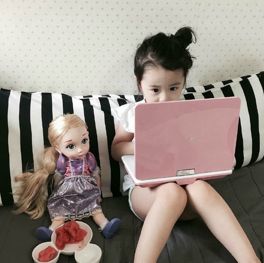 有这么可爱的女儿一定是上辈子拯救了天使