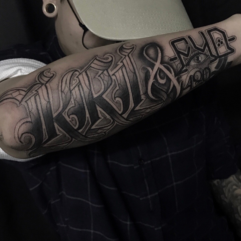 文字的艺术，手臂奇卡诺花体字个性纹身