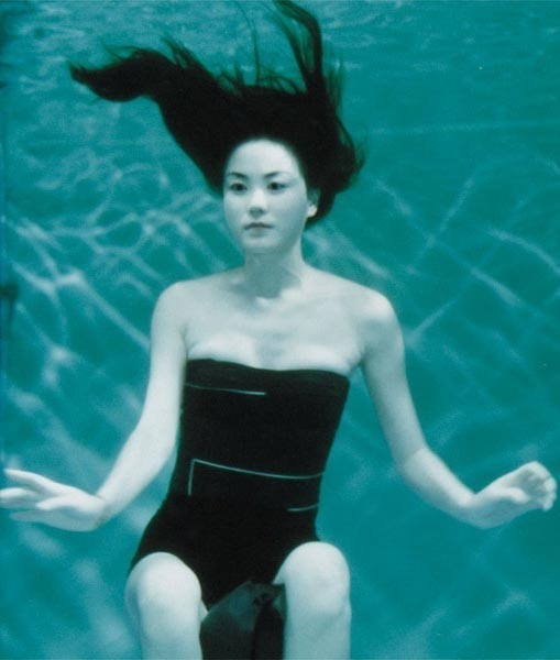 女生海底游泳潜水图片