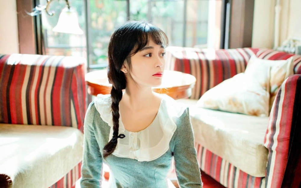 清纯辫子美女
