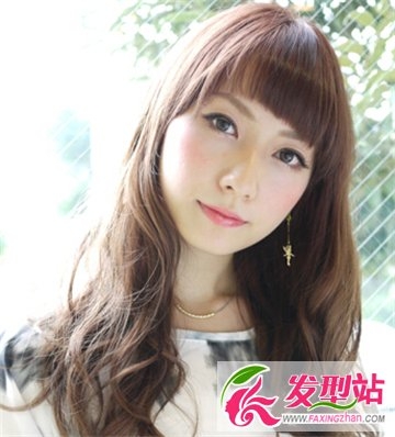 潮流女生发型图片欣赏 蓬松长卷发最显时尚魅力