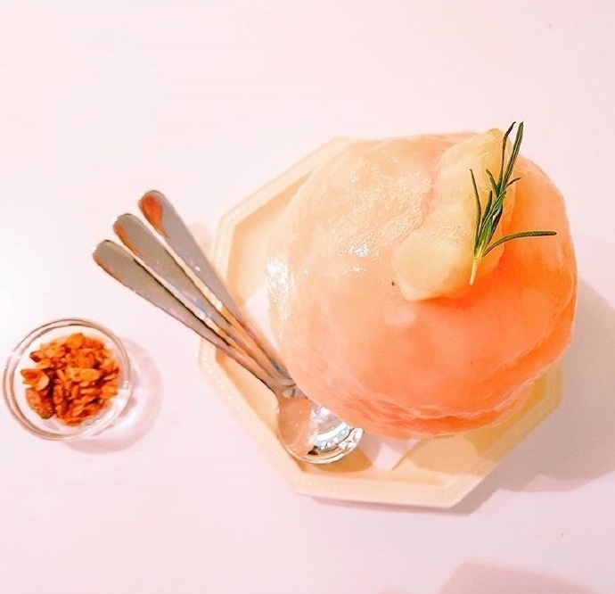 白 衬:蜜桃雪冰 一勺下去还有大块的水蜜桃 ​ ​​​​