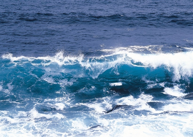 海浪激流图片