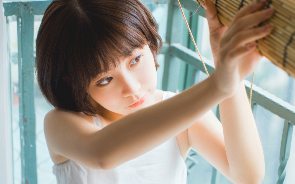 清纯短发美女居家唯美写真图片壁纸