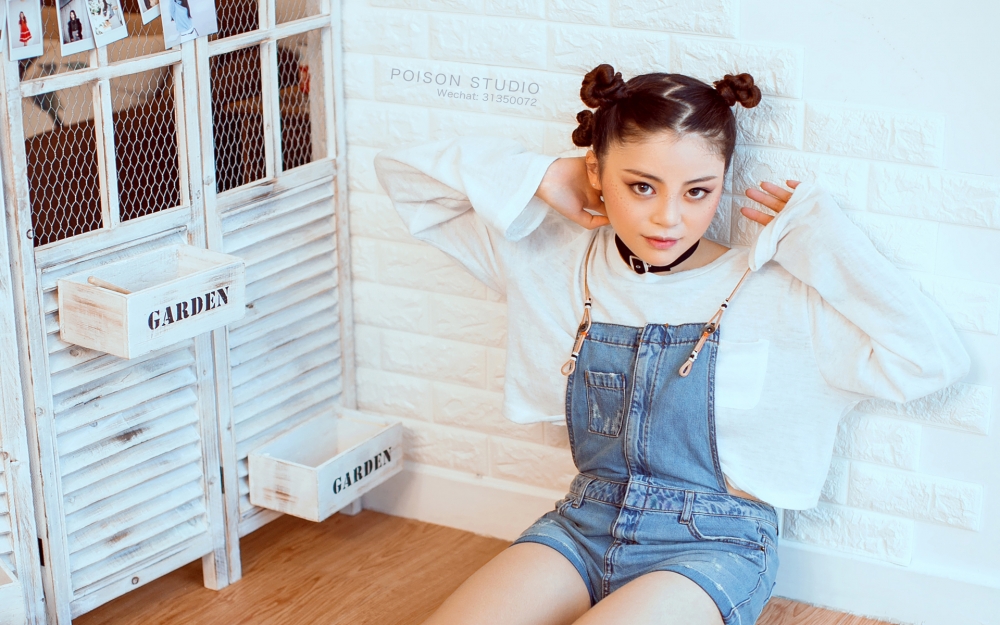 搞怪美女Freckle girl高清桌面壁纸