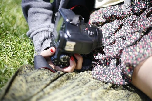 唯美意境裙摆女生田野海边写真照