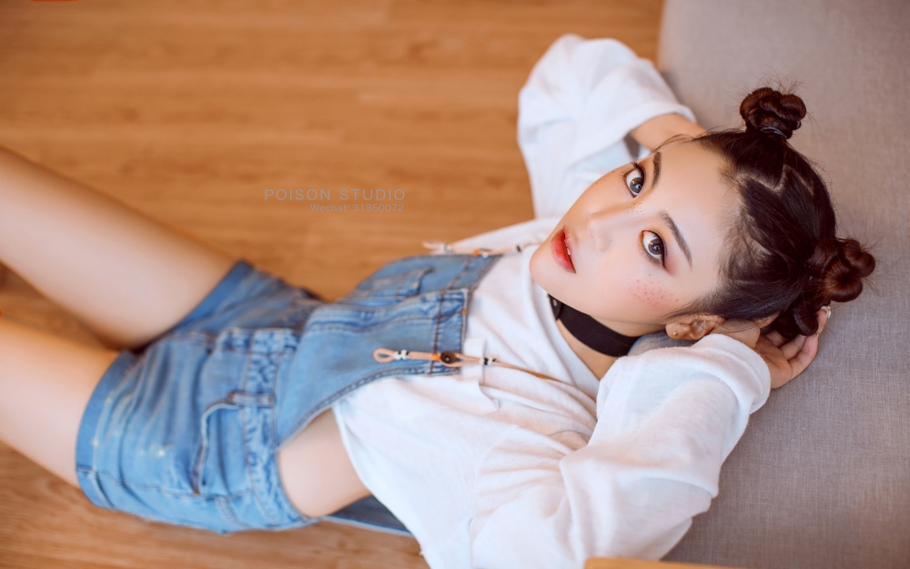 搞怪美女Freckle girl高清桌面壁纸