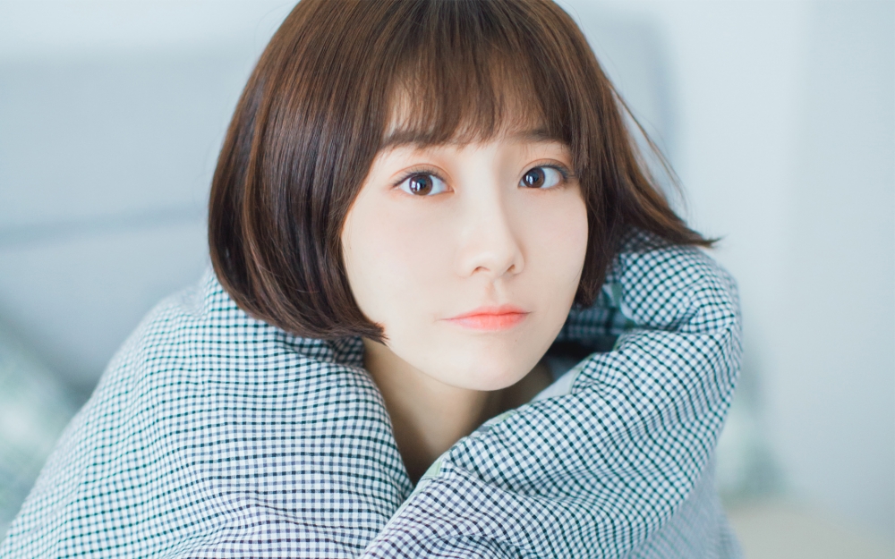清纯短发美女居家唯美写真图片壁纸