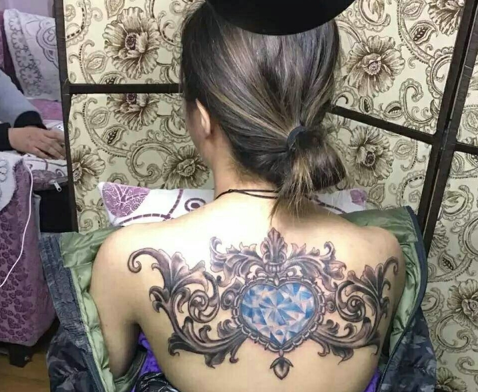 性感美女后背个性图腾纹身图案