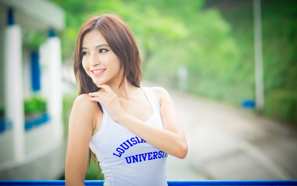 青春气息美女高清桌面壁纸