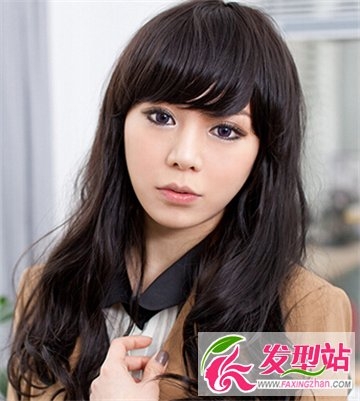 潮流女生发型图片欣赏 蓬松长卷发最显时尚魅力