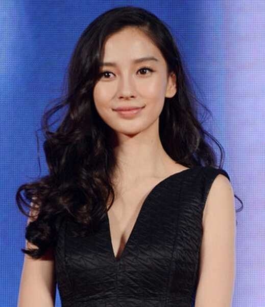 黑色卷发好看吗 女生自然黑色卷发发型图片
