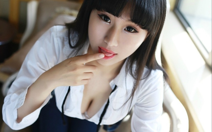 衬衫美女电脑桌面壁纸