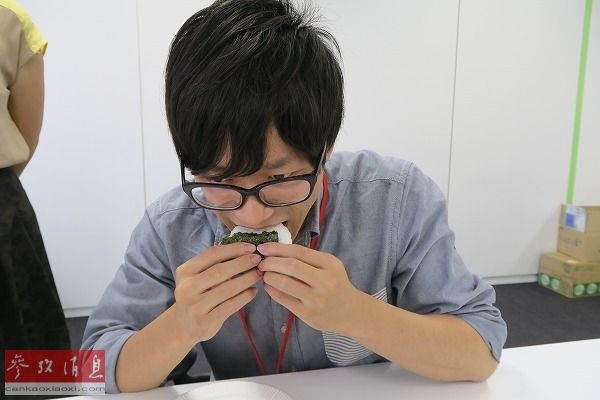 日本美女腋下饭团火爆 男同事吃了赞美味
