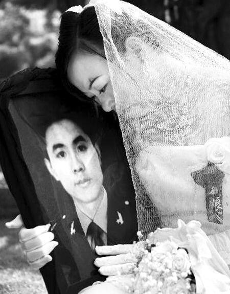 绿军装配白婚纱