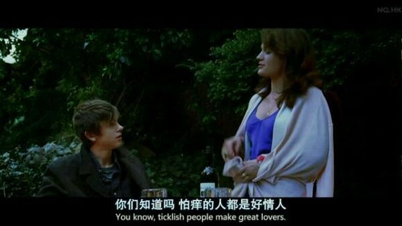 他试着挤出点微笑，却掩不住他的悲哀