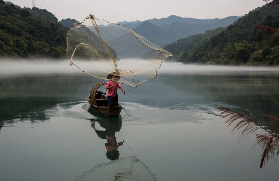 雨雾弥漫的小东江图片