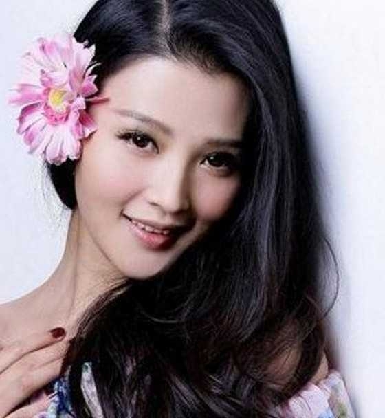 黑色卷发好看吗 女生自然黑色卷发发型图片
