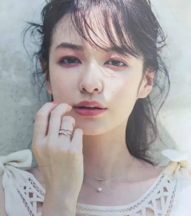绝美的发型与妆容搭配  美成小仙女！