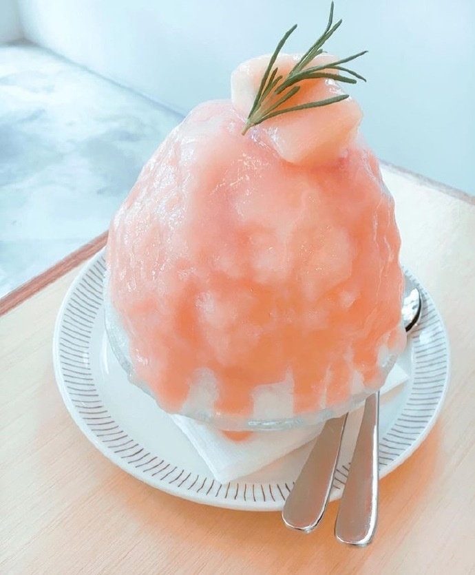 白 衬:蜜桃雪冰 一勺下去还有大块的水蜜桃 ​ ​​​​