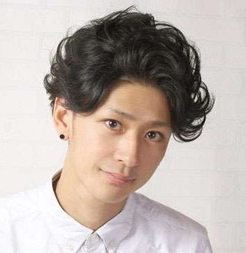 日系男生短卷发发型图片