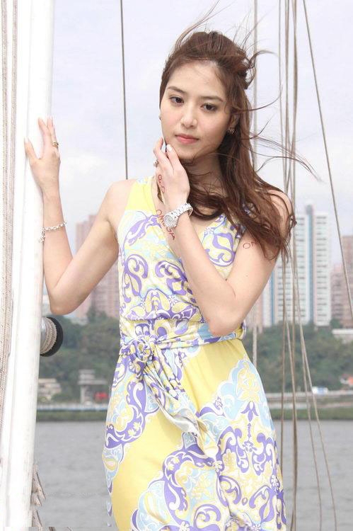 美女白歆惠清纯的最新户外写真