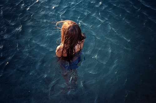女生海底游泳潜水图片