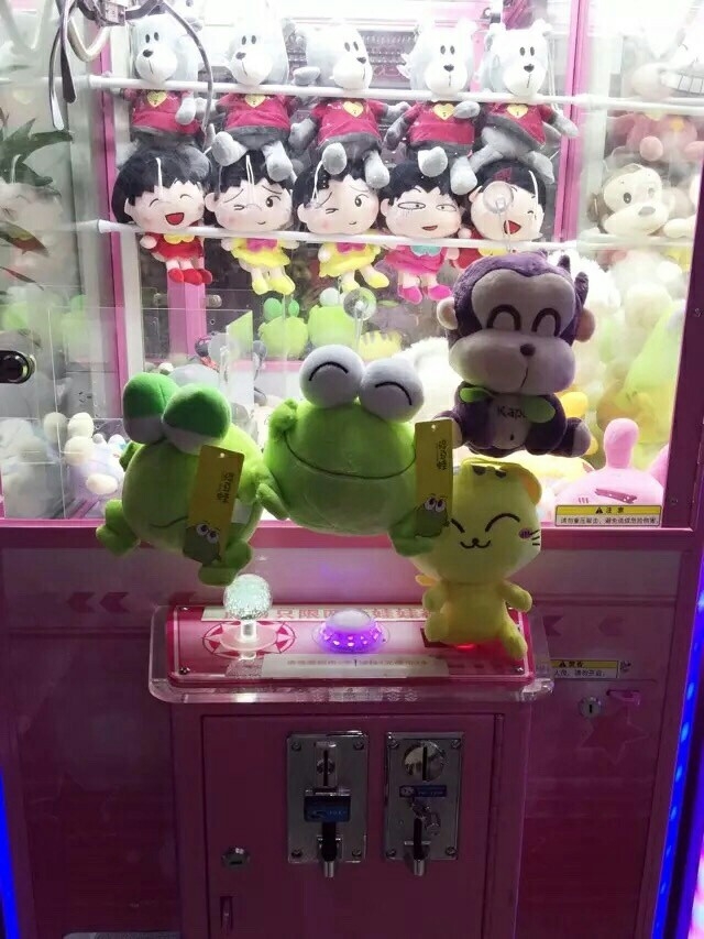这世界像个巨大的娃娃机  而我隔着玻璃橱窗只想要你