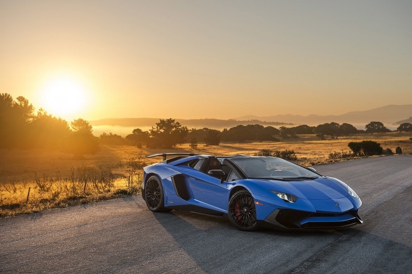 兰博基尼Aventador LP750-4 SV汽车桌面壁纸