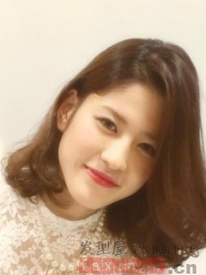 方形脸女生适合什么发型 偏分设计轻松修颜显气质