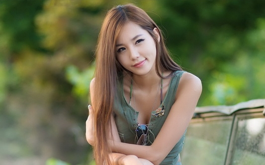 美女户外随拍写真壁纸