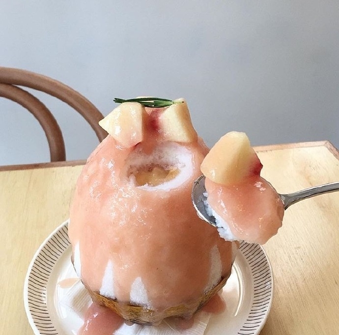 白 衬:蜜桃雪冰 一勺下去还有大块的水蜜桃 ​ ​​​​