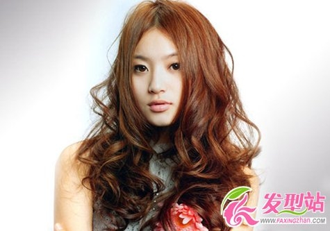 长发女生时尚烫发发型 流行烫发让你眼前一亮