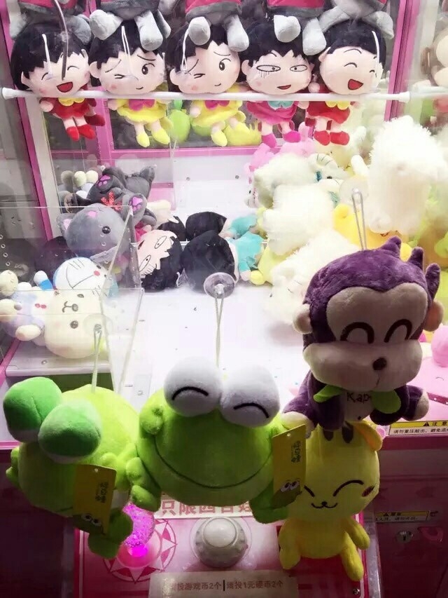 这世界像个巨大的娃娃机  而我隔着玻璃橱窗只想要你