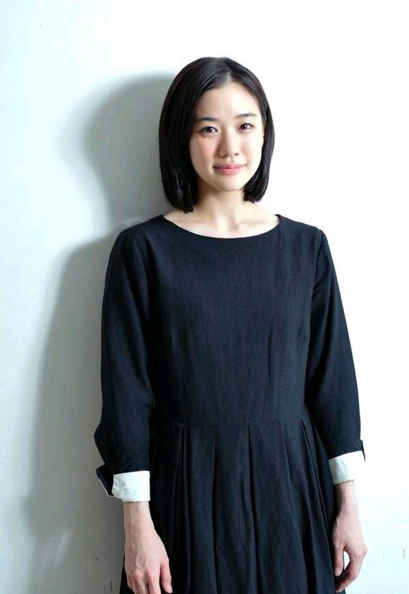 超好看的短发女生图片