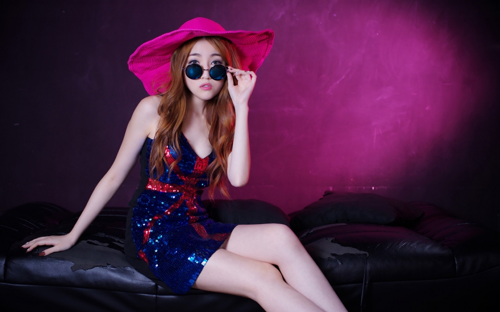 俏皮可爱性感美女诱惑写真桌面壁纸