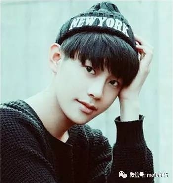 韩式小男生可爱短发  棕色的发色更显帅气迷人！