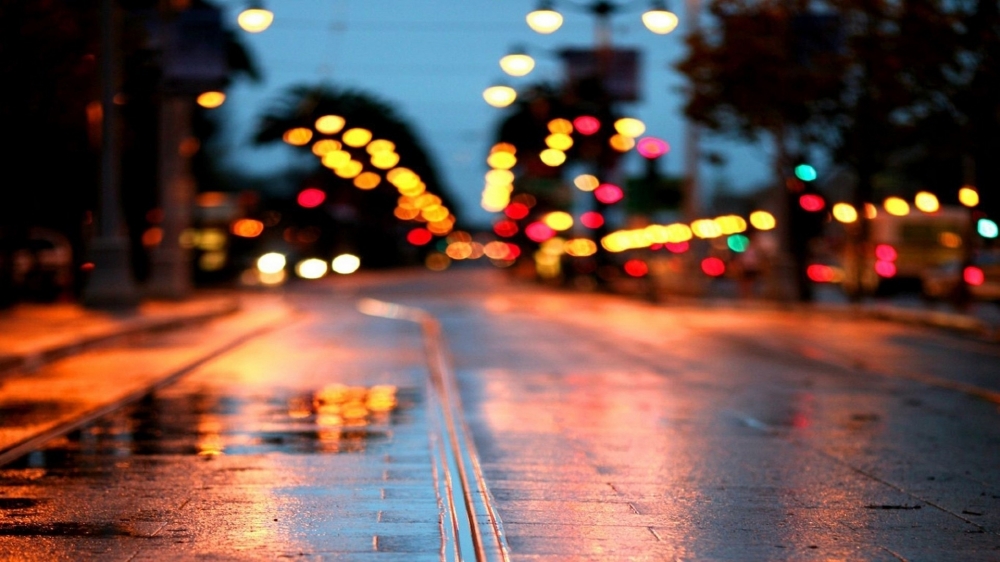 清新阴雨的夜间街道壁纸