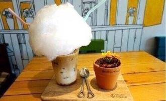 棉花糖饮料和盆栽蛋糕