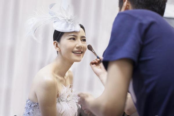 女神高圆圆白色小礼服 似天上善良的天使