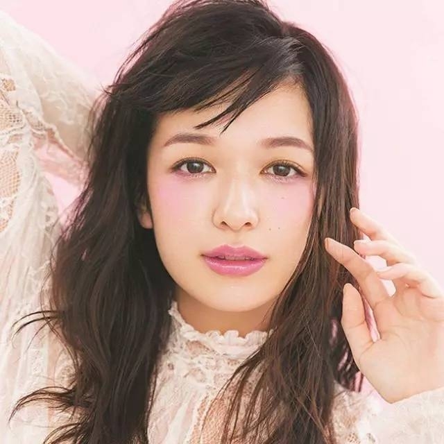 绝美的发型与妆容搭配  美成小仙女！