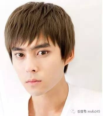 韩式小男生可爱短发  棕色的发色更显帅气迷人！