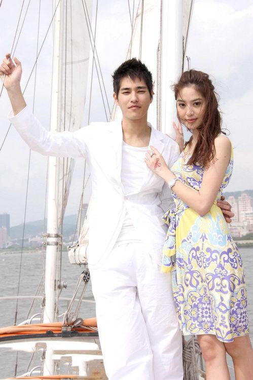 美女白歆惠清纯的最新户外写真