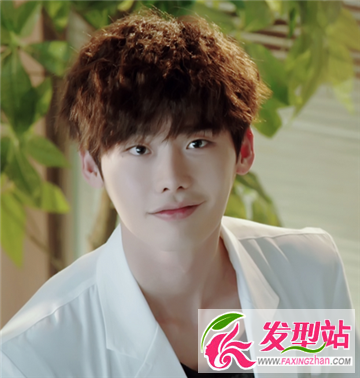 李钟硕的百变潮流造型 卖萌耍酷尽显偶像魅力