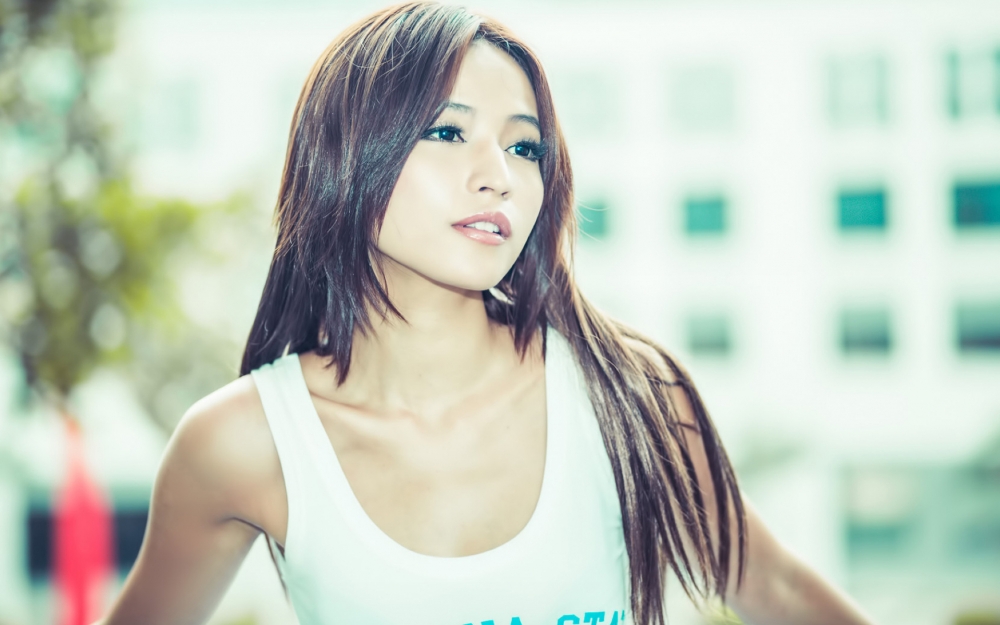 青春气息美女高清桌面壁纸