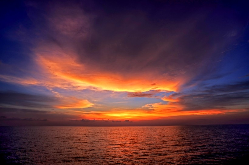 绚烂的海边晚霞风景图片