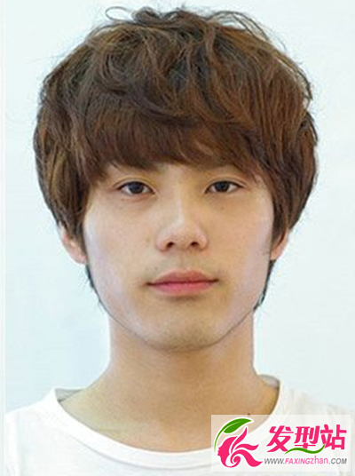 男生也可以拥有一头帅气的卷发造型 时尚清新的