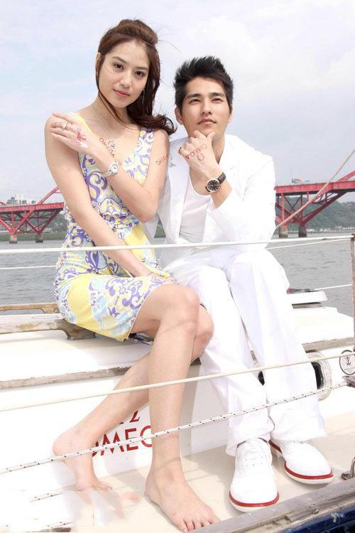 美女白歆惠清纯的最新户外写真