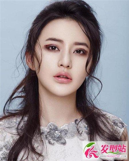 今年春季换什么发型好  崭新卷发look