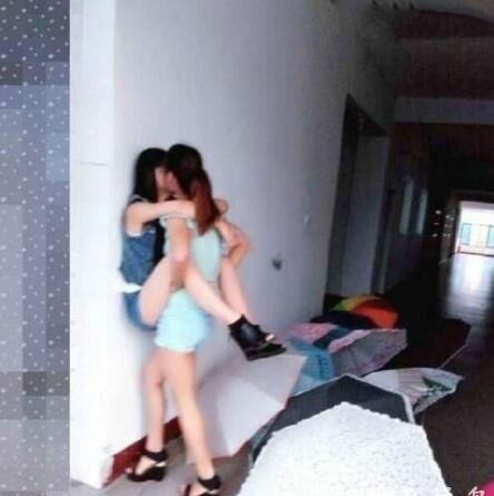 女汉子跟女友玩high了